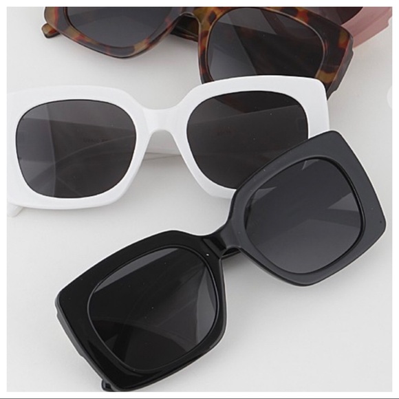 Vintage inspired Thick Frame fabulous sunglasses - Picture 2 of 7